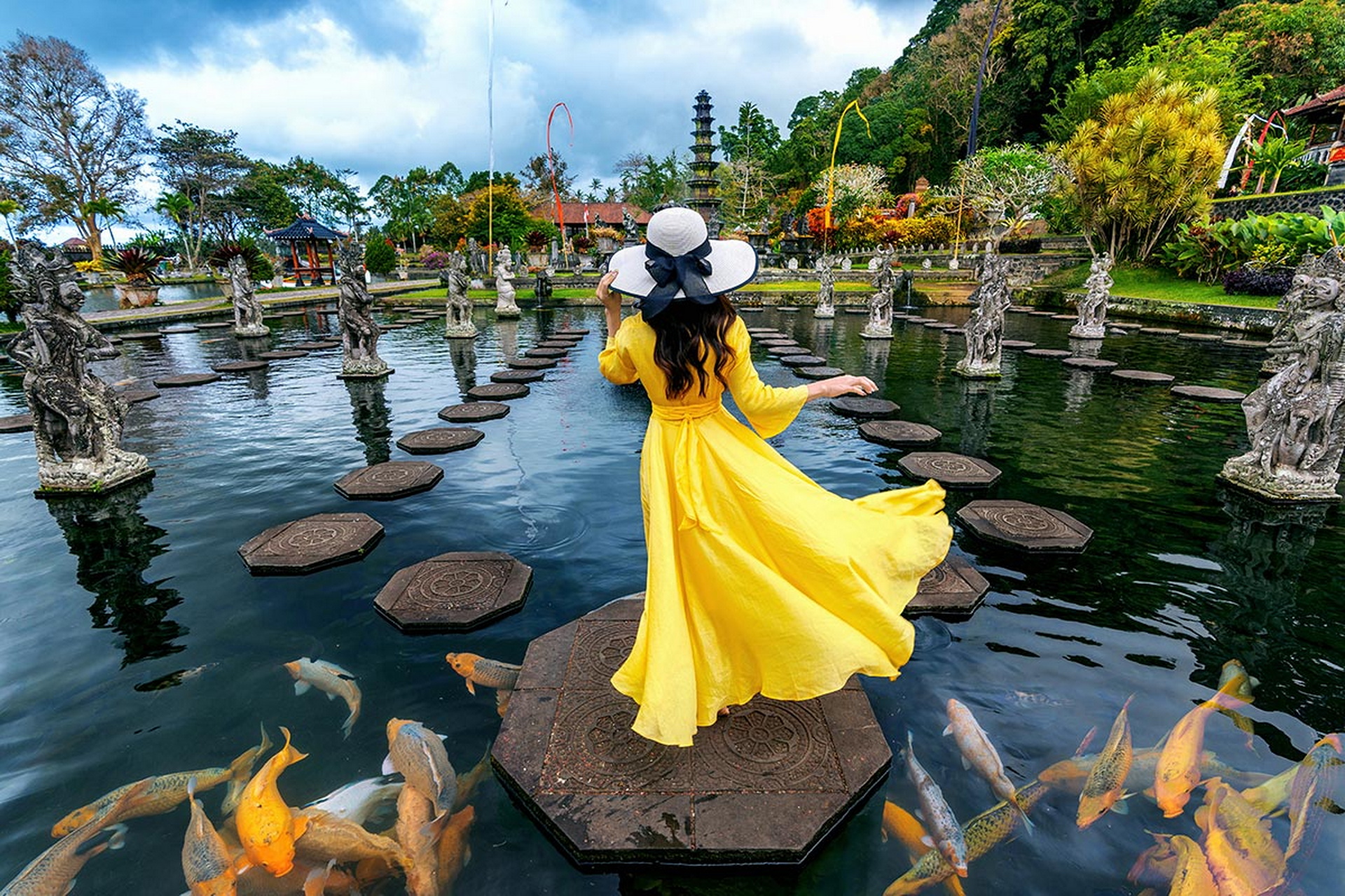 Gates of Heaven & Hidden Beach Escape (Lempuyang Tour)